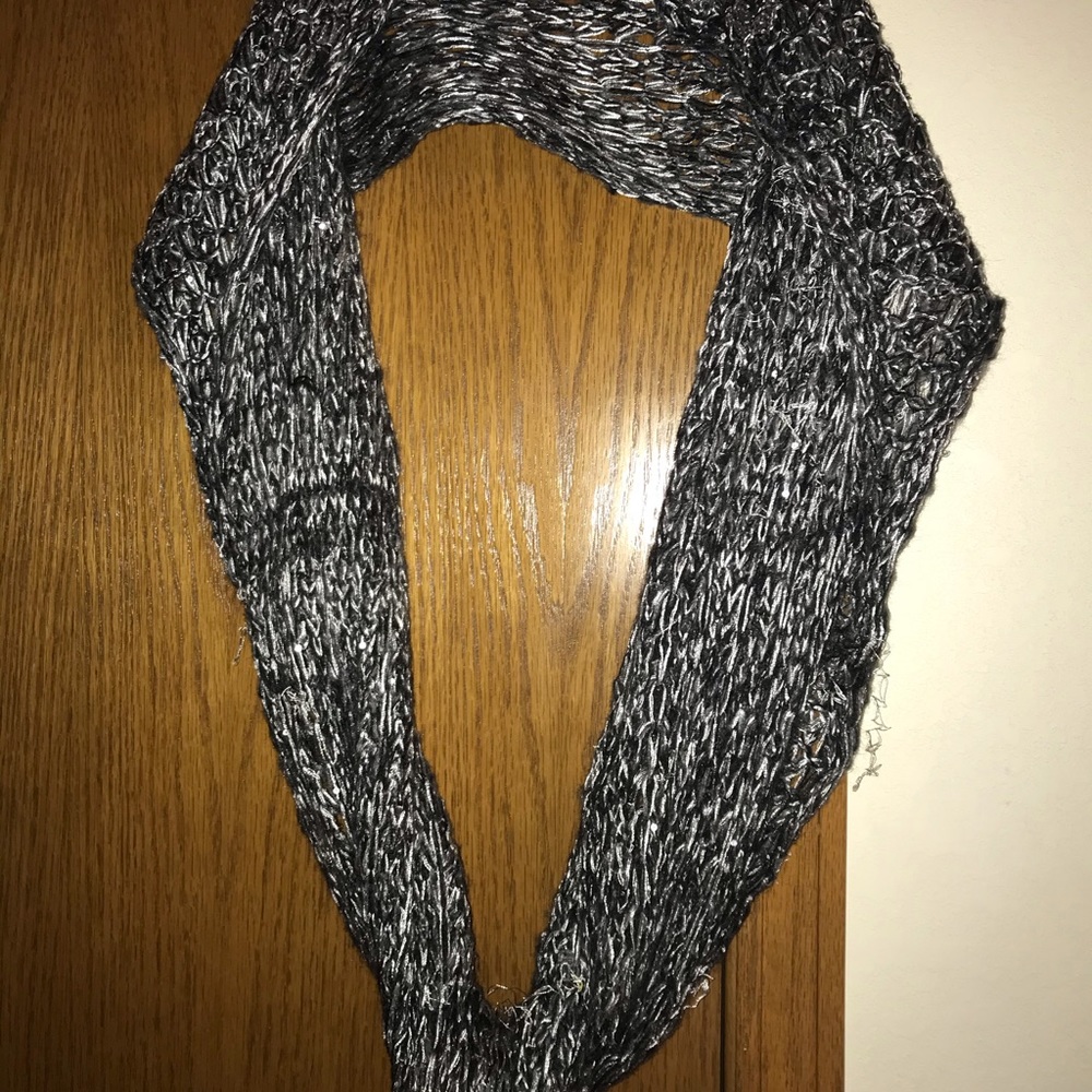 Infinity scarf blk/wht w/ silver sequins long